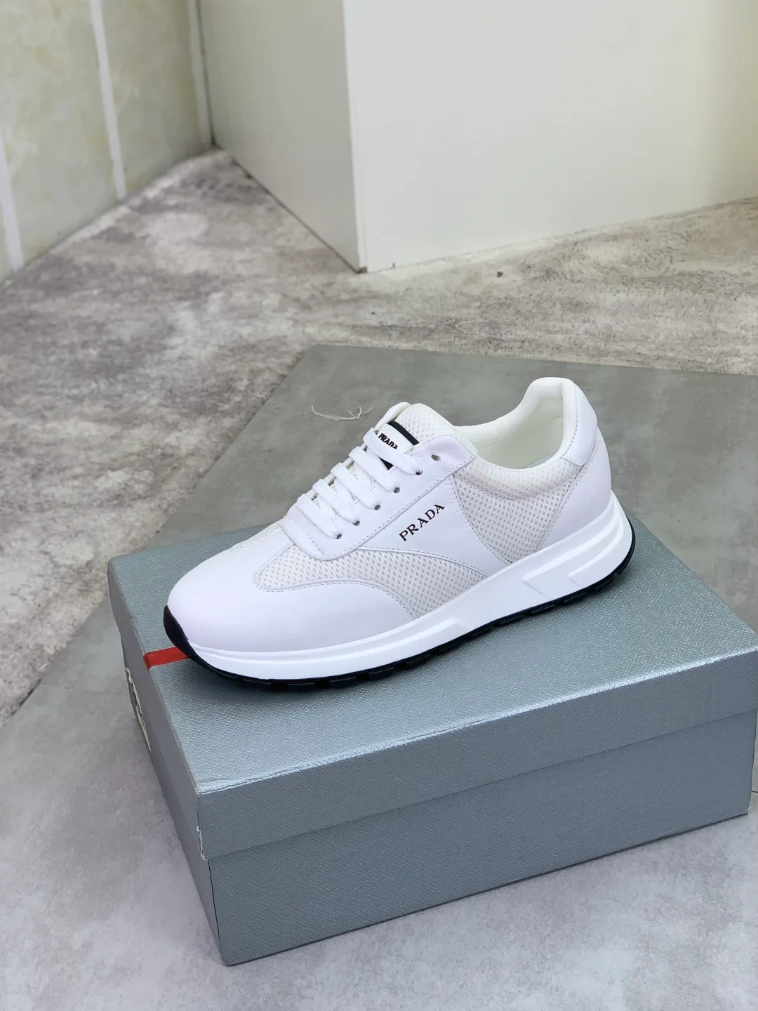 Men's Men's Shoes 💰P560 💰【New Style】 The latest model of high-quality PRADA classic men's shoes has been launched on the official website at a 1:1 replica, synchronized in Hong Kong and on the same catwalk; all made of calfskin➕imported cowhide lining, 🍡🍡original rubber outsole, non-slip and wear-resistant; comfortable on the feet, attractive style, fine workmanship, and simple and neat shoe lasts, highlighting a man's courage and toughness, 👍size 38 to 44 (45 can be customized) black White color🉑️choose